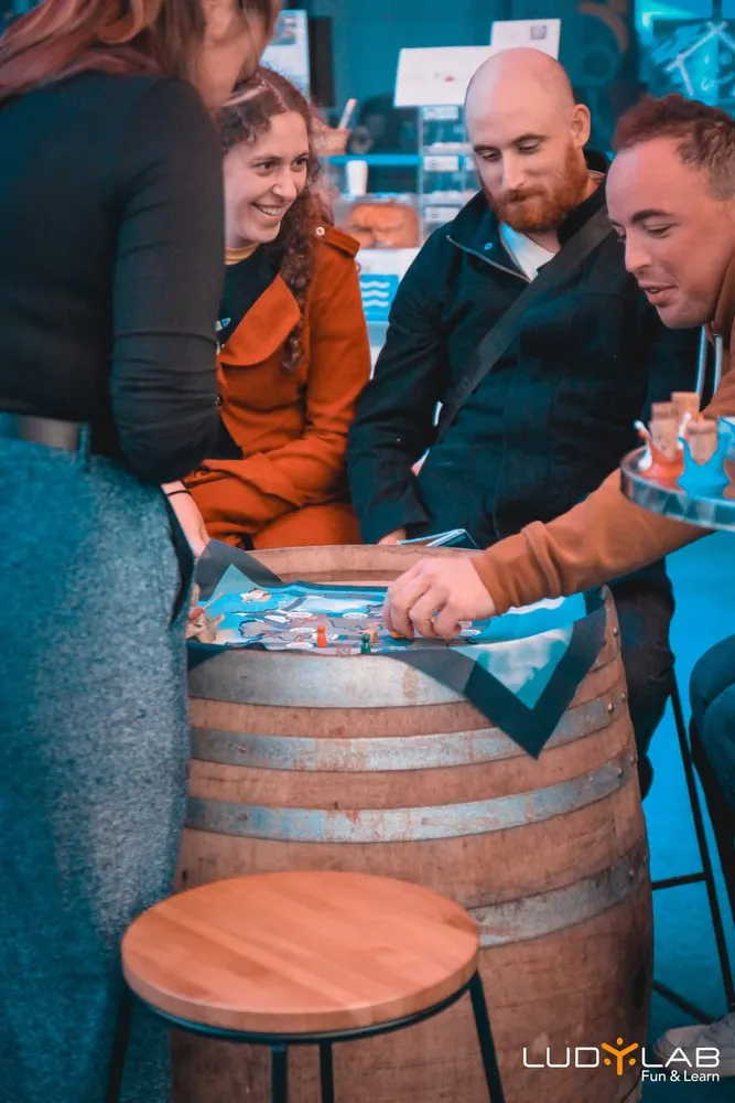client qui joue au jeu VinOdys'sait au LUDyLAB en Vendée