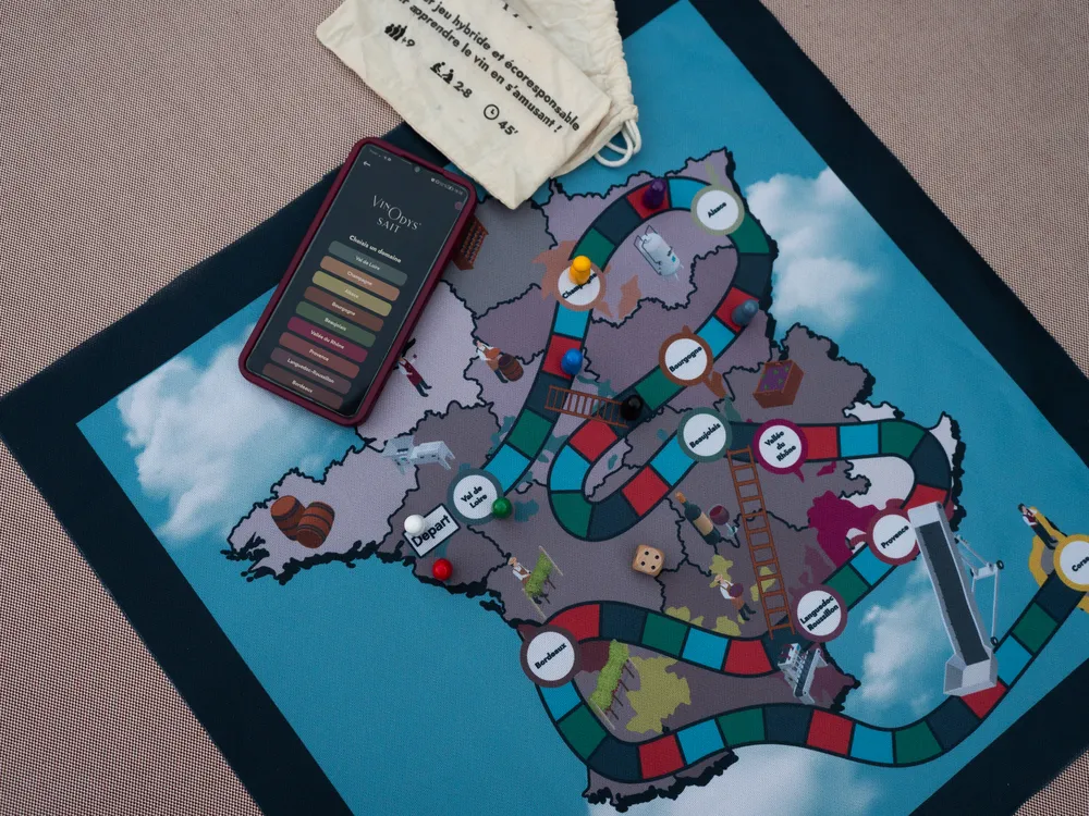 Mise en scène du jeu VinOdys'sait, plateau et application